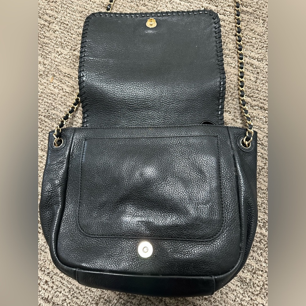 Tory Burch crossbody. Im reselling it ….it was not sold on my last post .